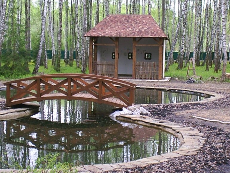 Мостик с беседкой. Беседка с прудом и мостиком. Беседка над прудом. Беседка у пруда. Беседка с мостиком.