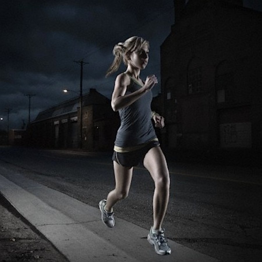 Night run. Девушка бежит ночью. Ночная пробежка девушка. Девушка бежит в темноте. Бег в темноте.