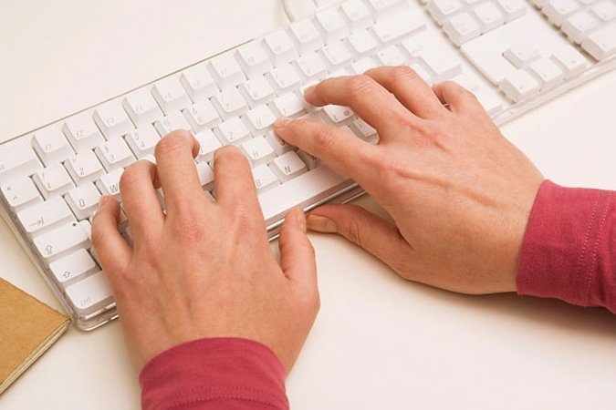 человек печатает на клавиатуре. набор текста с изображения. отзывы наберу. набор текста на клавиатуре. отзывы наберу.