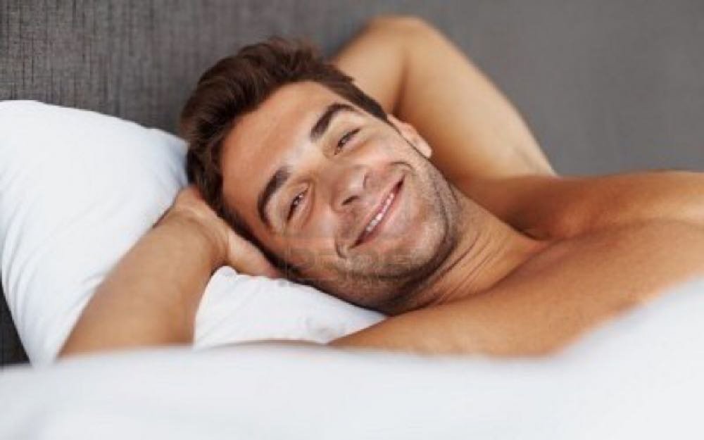 Что сказать мужчине в постели. Мужик проснулся. Парень улыбается в постели. Мужчина в кровати улыбается. Просыпаться с улыбкой.