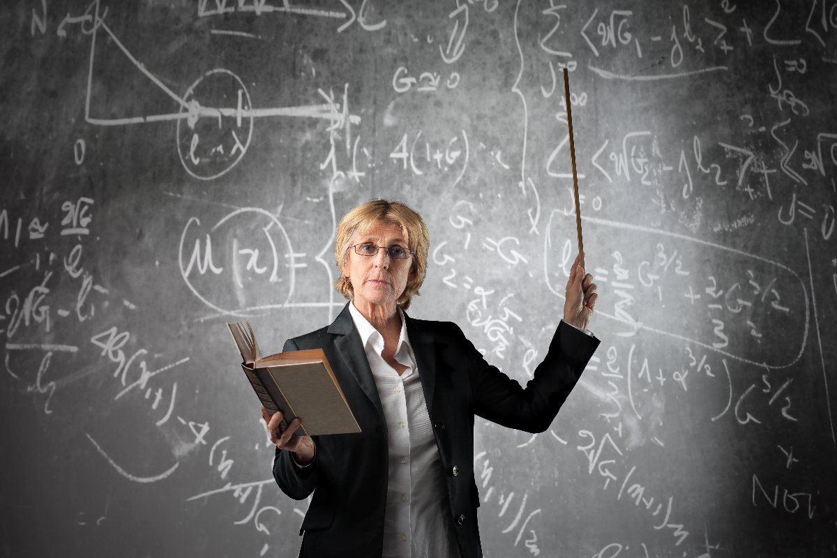 Урок алгебры. Урок математики в школе. Ученик у доски. Учитель мужчина в школе. Преподаватель у доски.