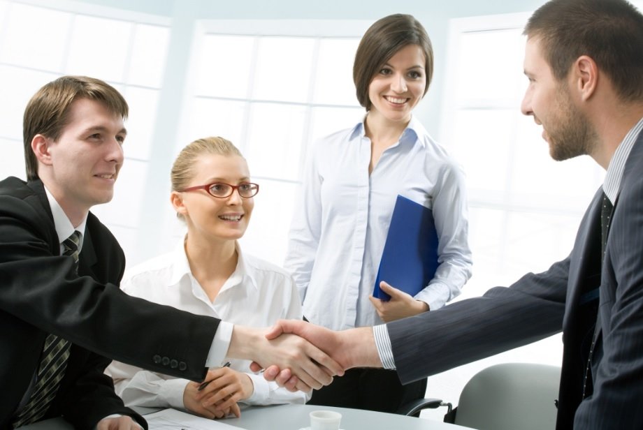 Будет реализован на клиенты. Деловые встречи и переговоры. Работник туризма. Менеджер и клиент. Будет реализован на клиенты.