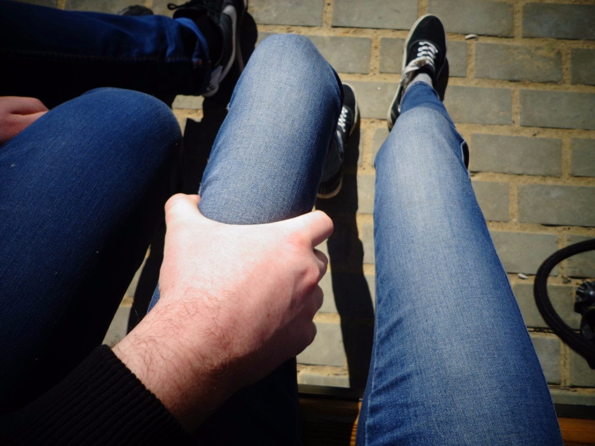 Фото рука на ноге девушки