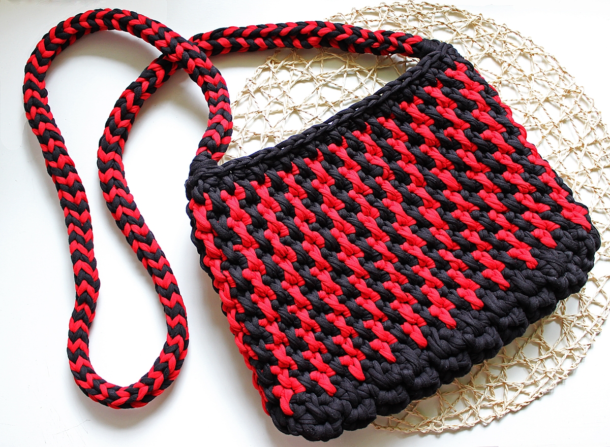 Вяжем сумку крючком для начинающих из шнура. Bolso Crochet сумка. Вязаные сумки крючком. Сумки из трикотажной пряжи и шнура. Двухцветная сумка крючком.