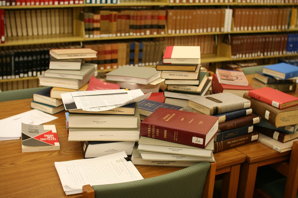 Прав книга библиотека. Стол «книга». Стол-книжка. Компьютеры в библиотеке. Много книг и документов.