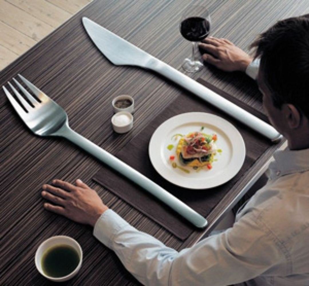 Однажды после обеда. Еда с вилкой и ножом. Вилка для еды. Мужчина за столом с вилкой и ножом. Этикет в ресторане.