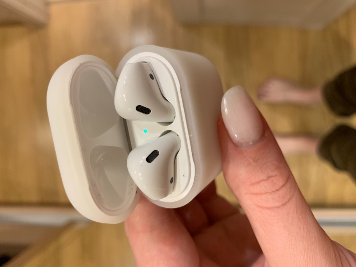 Аирподс издает звук. Слуховой аппарат Apple. Слуховой аппарат айрподс. AIRPODS 2 фотосет. Аирподс Макс.