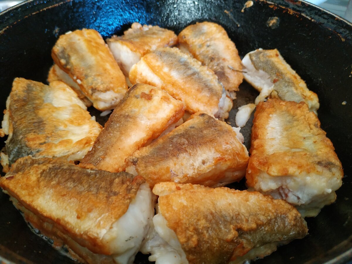 Как приготовить рыбу минтай на сковороде вкусно. Рыба минтай жареная. Хек смажений. Рыба хек минтай. Рыба хек жареная.